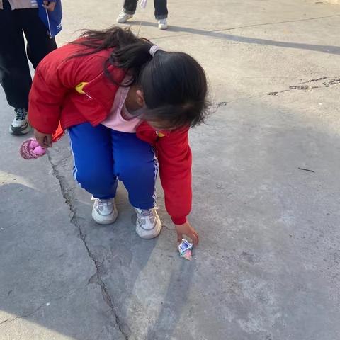 垃圾随手捡   文明在心中——经开区青介中学卫生习惯养成纪实