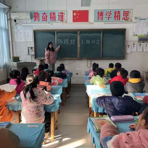 【全环境  立德树人】 出行靠右走，前后留一米   ——翟家镇黄集小学黄集幼儿园防踩踏演练