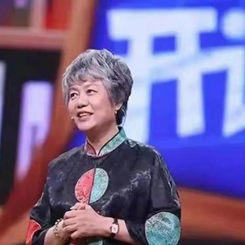 李玫瑾：“你会发现，凡是能说的孩子，他很快就能找到朋友。而不善说话的孩子，只会拿着玩具站的远远地看着别人玩。”