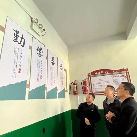 【党建+安全】查消防患·“筑”安防线 ——五府山中学开展消防通道安全、应急灯排查工作