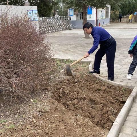 清理校园杂草 美化校园环境——黑河小学开展劳动教育活动