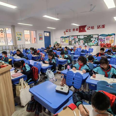 2022年青雅丽发学校17001班美术课堂风采