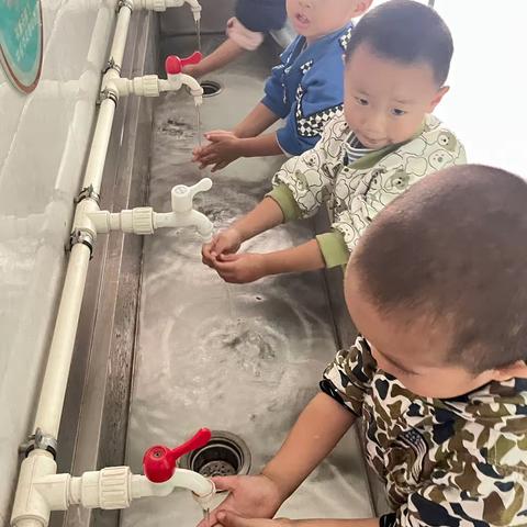 “小习惯，大养成”小班幼儿活动常规养成