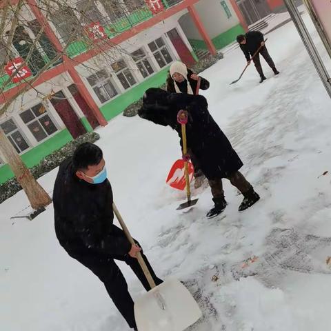 温情融积雪，爱意满校园—王村乡魏庄联办小学