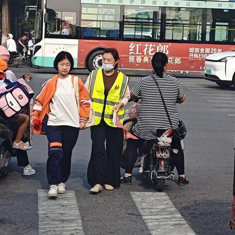 同心携手 为爱护航                        -- 五年级4班护学记