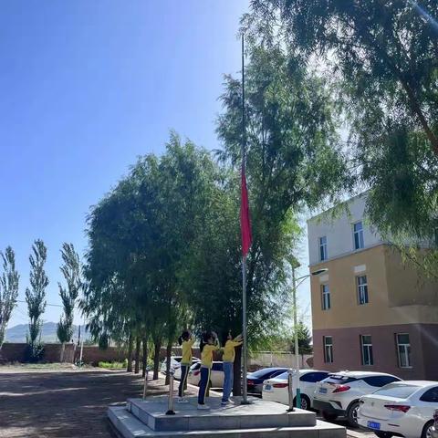 上官地中心校山嘴小学“学守则 守规范 见行动”主题升旗仪式