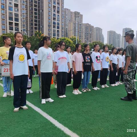 “学军人之风范，强自身之素质”“刻苦训练，锐意进取”青春无悔...