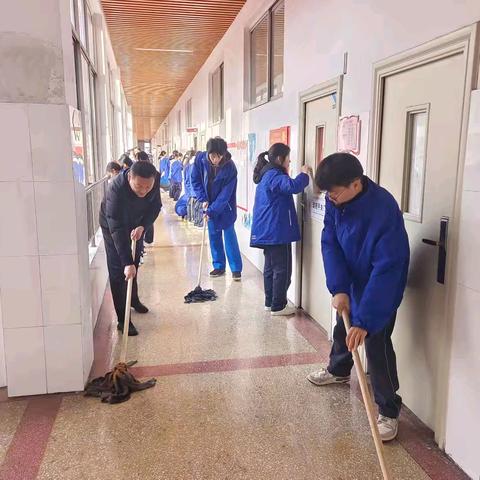 高三二部卫生大扫除：清扫角落，点亮梦想之光
