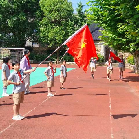 红领巾爱祖国，争做时代好队员 ——青田县高市乡学校一年级新队员入队仪式