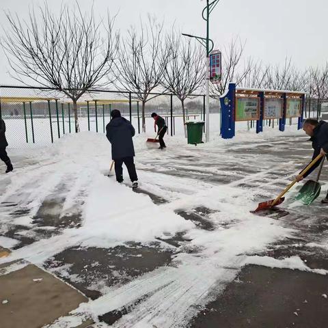 开学在季，以“动”治冻 ——流坡坞镇中心小学东校区除雪清障保畅通