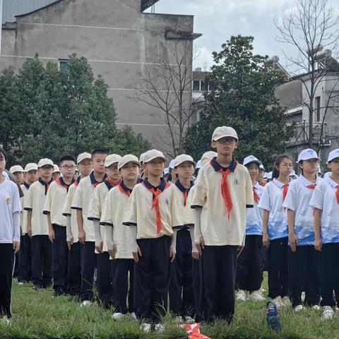 实验中学七（8）班  习惯养成教养   共赴青春之约，最闪亮的青春！