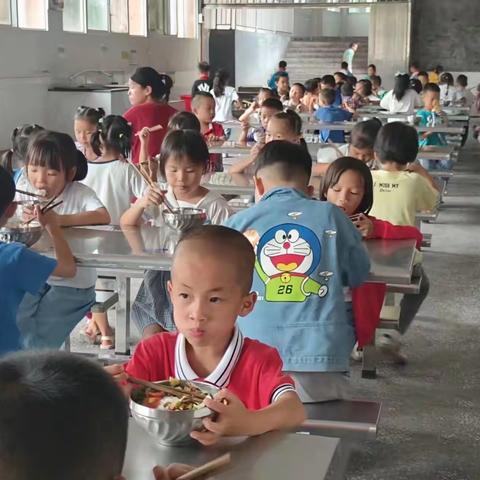 健康美食，用心守护——凉伞镇中心小学第二周后勤工作简报