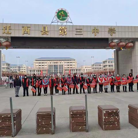 最美的风景，最暖的守护——八17班家长护卫队