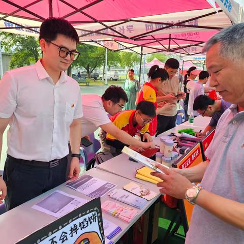 湾里支行联合官陡派出所开展反电诈知识普及活动