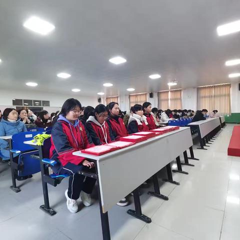 “表彰催奋进，蓄势攀高峰”------礼泉县英才初级中学举行教科研表彰大会