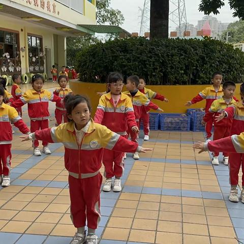 【金贝儿幼儿园：大班级】“浸润童心，悦动成长”——《趣味高跷，足够精“踩”》---晨练运动