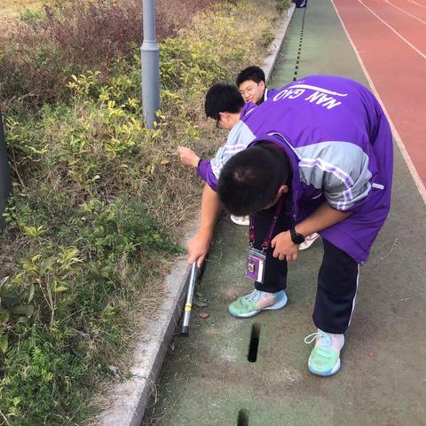 “三月春风暖人心，植此新绿美环境”南充高中临江校区高二七班主题班团课