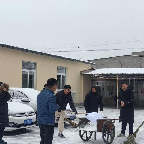 精诚合作  扫雪除冰