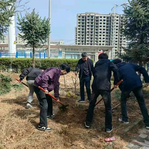 春日植绿，共美校园——我校师生开展校园绿化美化活动