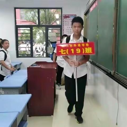 且抒凌云志，不负少年时         ——荆门市外语学校七（19）班国防教育实践综合活动