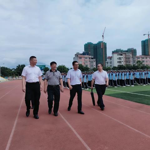 军训进行时，情暖训练场—市教育局总督学黄伟然莅临我校视察指导新生军训工作。