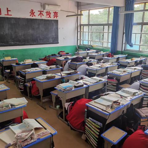 临“震”不乱，安全相伴——暨孙集一中开展防震逃生疏散演练活动