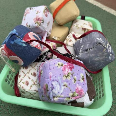 小二班自主游戏案例：趣玩沙包，乐在“圈”中