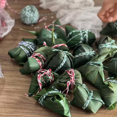 粽香飘邻里，情暖端午时