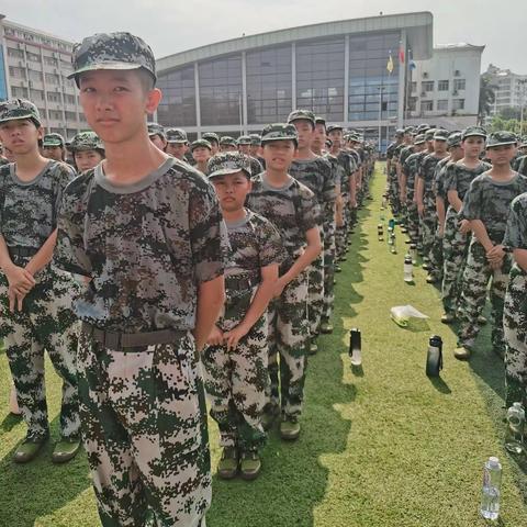 迷彩军装亮校园，少年壮志铸军魂——万宁中学七9新生国防教育纪实