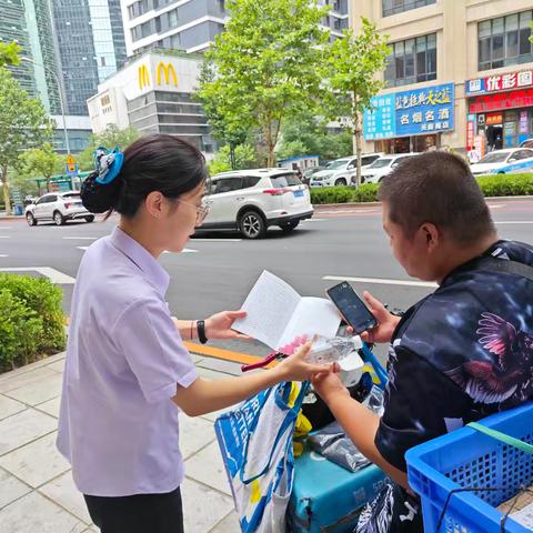 一声问候一瓶水 一个笑容一份爱