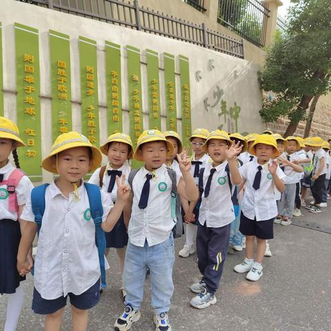 初探小学，礼遇成长——弋阳县第二幼儿园大班幼小衔接活动之参观小学