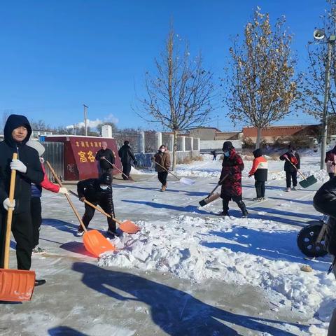 家长助力铲雪，温暖洒满校园---记丰润镇高各庄小学铲雪活动