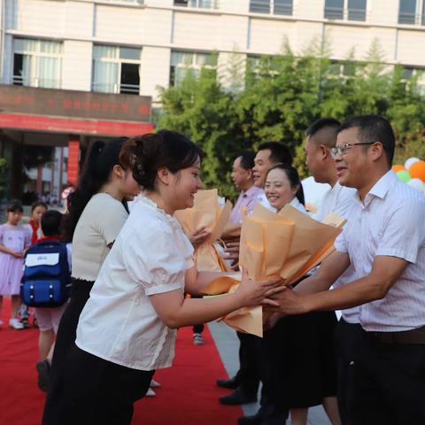 礼赞教师节，祝福送教师——双河中心小学“感恩教师节”活动