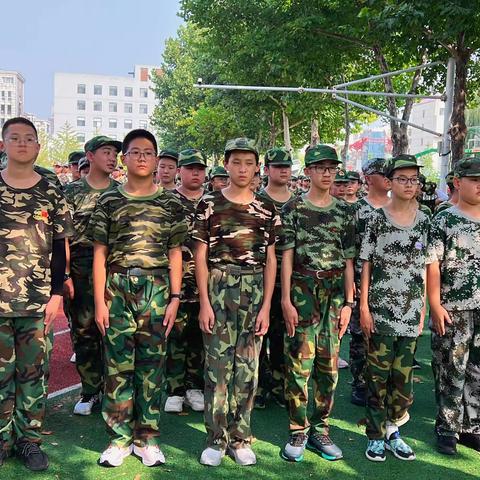 戎装展英姿  学子扬军魂       初一（20）班军训风采