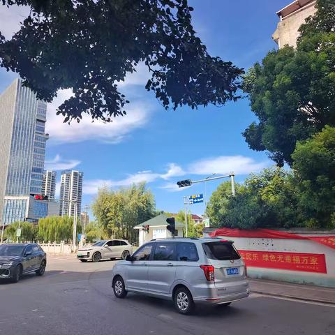 早晚高峰的“交通护航员”
