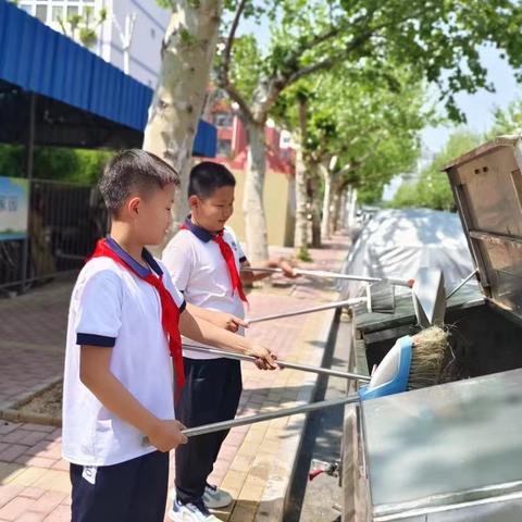 “清洁社区卫生•共建美好家园”—博兴县第一小学2023级7班参与社区清洁活动，通过此次活动，我们希望能够提高学生对社区环境的关注度，培养爱护环境的意识。