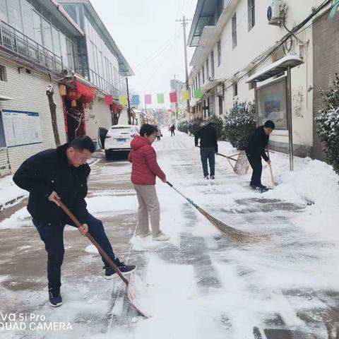 石家庄市裕华区台上社区开展“扫雪除冰暖人心”积雪清理工作