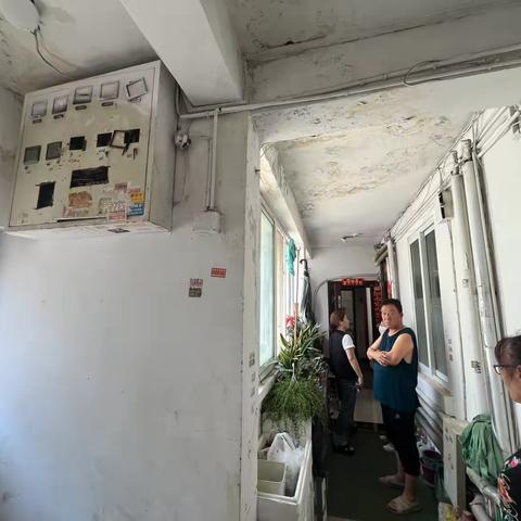 【千佛山街道·梦想名郡】居民楼房顶漏水，网格员及时帮忙获好评