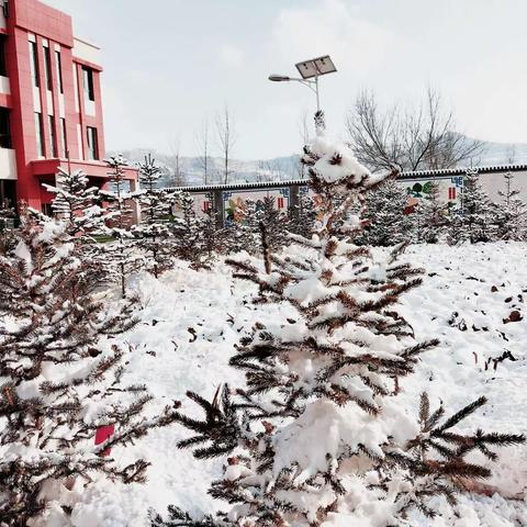 冬日暖人心  扫雪我先行 ——兰癿小学家长到学校扫雪纪实