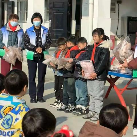 传递温暖，冬季不再寒——沛县大风歌志愿者“益起为书包徒步”关爱困境学生活动走进踪平楼小学。