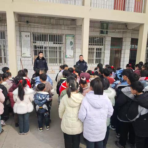 西平县二郎万庄小学开展法制安全第一课活动