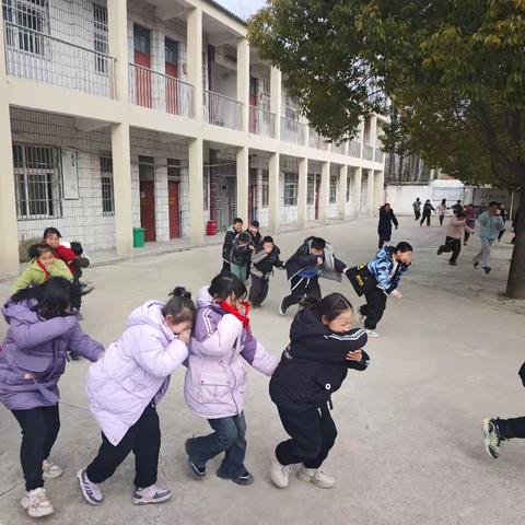 西平县二郎万庄小学开展消防安全演练