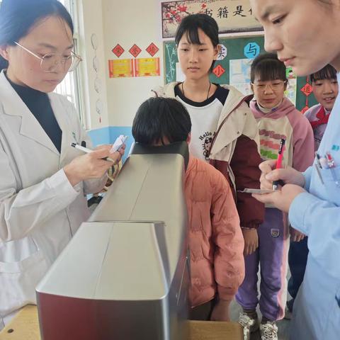 关注学生视力，共筑光明未来_二郎万庄小学开展学生视力检测