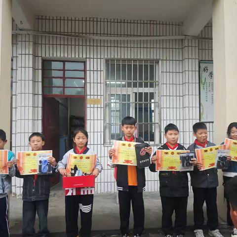 西平县二郎万庄小学举行运动会表彰大会