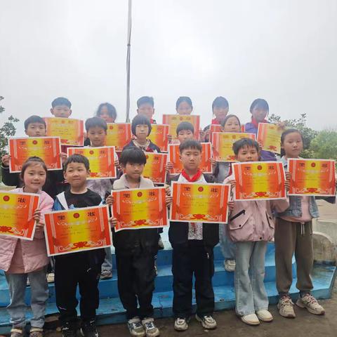 西平县二郎万庄小学开展劳动实践活动表彰大会
