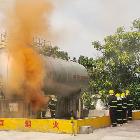 东街街道东方社区宣传“安全生产月，全民共筑安全屏障”。