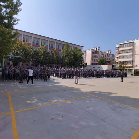 以军训之名，赴青春之约；军训军训，最闪亮的青春！——城西示范学校学生军训会报表演暨总结表彰大会