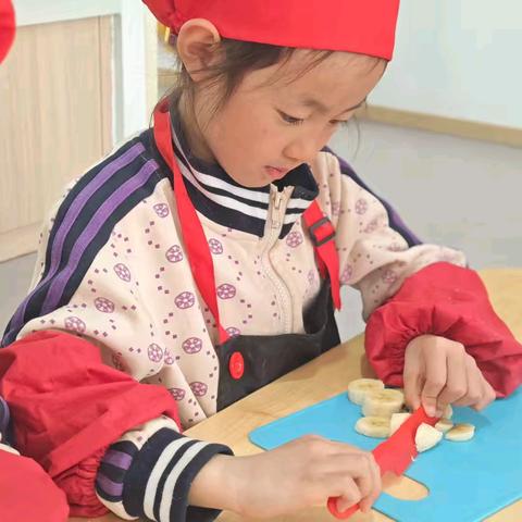 萌娃动手，共享甜蜜香蕉派之旅——潞州区紫丹幼儿园芒果二班