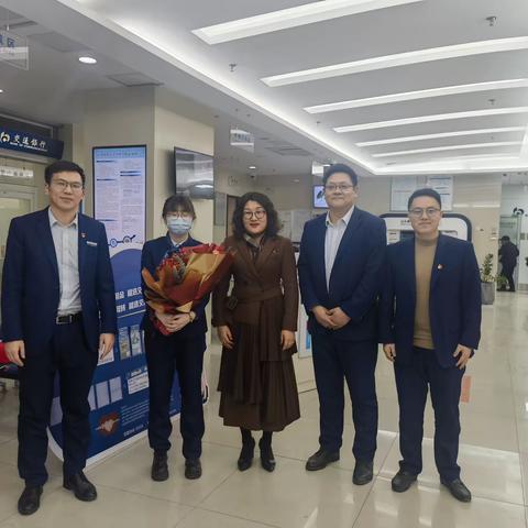 戎行长至大港支行进行期缴保险大单慰问