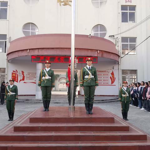 舞钢师范举行以“学宪法  讲宪法”为主题的升旗仪式